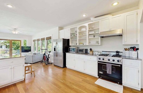 Geyserville House | Healdsburg Dog-Friendly Vineyard Farmhouse and Hot Tub