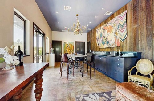 Geyserville House | Healdsburg Dog-Friendly Vineyard Farmhouse and Hot Tub