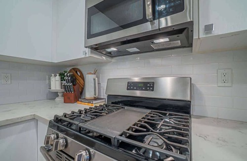 Downtown Sacramento Apartment | Heart of SacTown: Hip Midtown Retreat