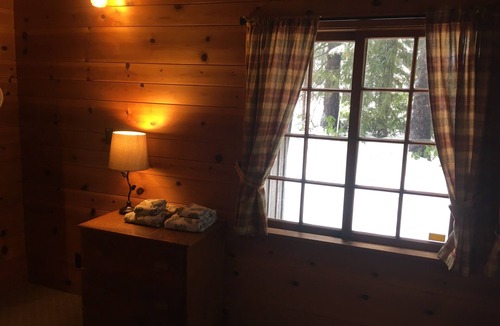 Government Camp Cabin | Heart of village! Knotty pine alpine cabin.