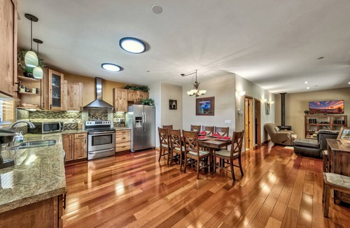 South Lake Tahoe House | Heavenly Chalet - Close to Gondola & Beaches