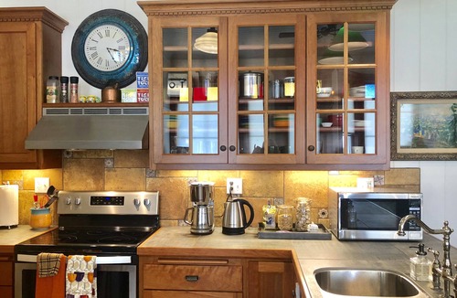 Ferndale House | Heirloom Rose Studio Monthly Rental for Medical Profs~Relocating~Remote Workers