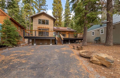 Carnelian Bay Cabin | Henderson by AvantStay | Lake View! Walk to Beach, Garwoods & More!
