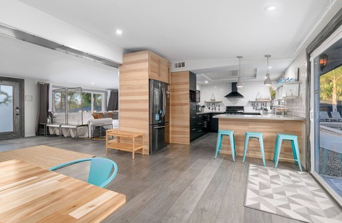 Kensington House | HGTV Style Coastal Retreat! Close to Legoland, Zoo, Beaches and More!
