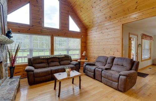 Hiawassee House | Hiawassee Riverfront Cabin: 7 Mi to Lake Chatuge!