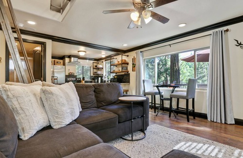 West Village Cabin | Hibernation Station- Walk to town, hike to lake!