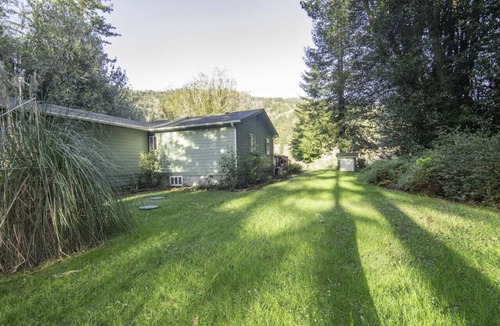 Crescent City House | Hidden gem vacation home on Smith River! 15min from Ocean & Redwoods State Park!