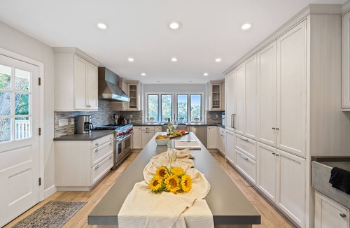 Atascadero House | Hidden Oaks Farmhouse by AvantStay | Hot Tub, Deck