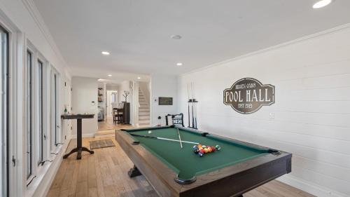Atascadero House | Hidden Oaks Farmhouse by AvantStay Hot Tub Deck