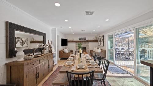 Atascadero House | Hidden Oaks Farmhouse by AvantStay Hot Tub Deck