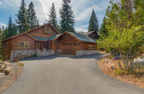 Truckee House | High Altitude at Tahoe Donner by Tahoe Getaways - Huge 4 BR with Private Hot Tub, Pool Table, Ping Pong, HOA Amenities
