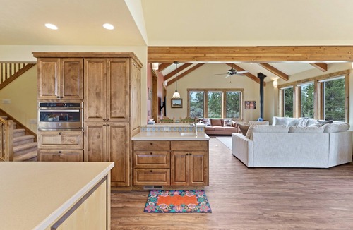 Bend House | High Lowe- Gorgeous Retreat, Hot Tub, A/C, Views, Ponds, Ping Pong, BBQ!