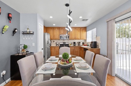 Sunrise Manor House | High Roller Retreat | Close To Strip | Fireplace | Outdoor Patio