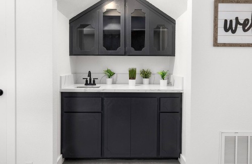 Citrus Heights House | High Vaulted Ceiling w/ Ping Pong Sun Rm & Parking