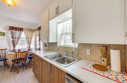 Downtown Riverside House | High Walkability! Extended Stay in Riverside