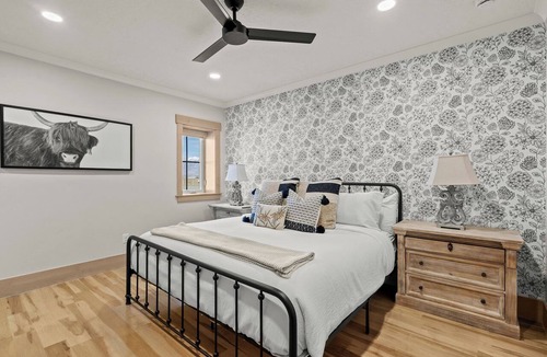 Lake Shore Other | Highlanders Retreat\Private\BBQ Grill\Farmhaus&Castia\W&D
