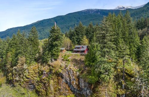 Randle House | Hike, Fish, Hunt & Ski: Secluded Cascades Cabin!