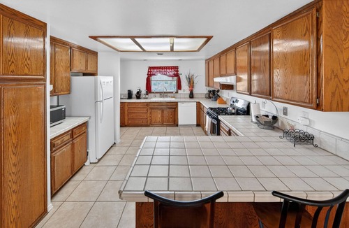 Vista House | Hilltop Retreat | Games/Hot Tub/Golf/Basketball