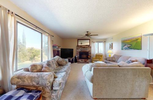 Yolo County House | Hilltop Sierra-View Home: Ranchito Retreat w/Pool