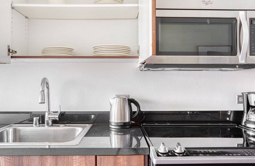 The Villas Apartment | Hip Santana Row Studio w/ Pool & Gym, 10 mins to Google, by Blueground