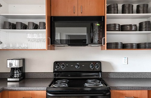 South San Francisco Apartment | Hip South SF 2BR w/ W/D, Gym, Pool, next to BART and TJ, by Blueground