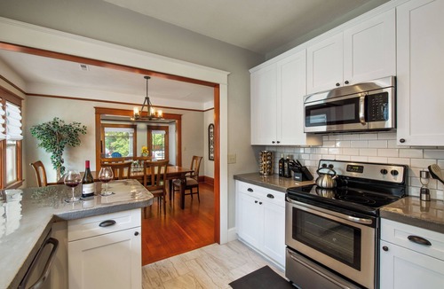 McMinnville House | Historic 1910 Bungalow & Carriage House Dog Friendly 1 Block to Wine & Dine