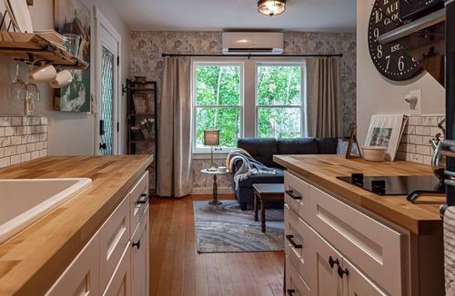 Prescott Cottage | Historic Aubrey Cottage Duplex Walk to Downtown