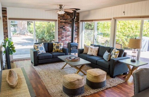 Creswell House | Historic Creswell Farmhouse Pool+New Spa - 13 min to Eugene, U of O, & Wineries!