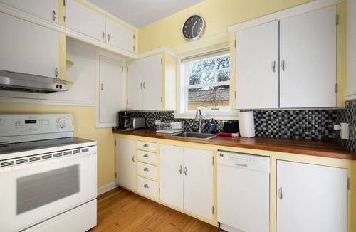 Old Bend Condo | Historic Drake Cottage 30 Day Rental. Across from Drake Park, Mirror Pond, downtown Bend. Furnished.