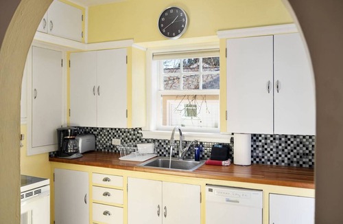 Old Bend Condo | Historic Drake Cottage 30 Day Rental. Across from Drake Park, Mirror Pond, downtown Bend. Furnished.