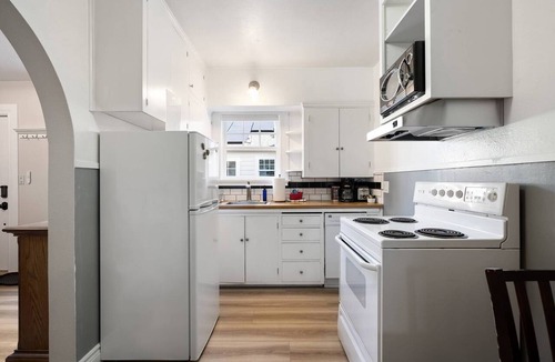 Old Bend Condo | Historic Drake Cottage - Walk to Downtown Bend - Drake Park Across the Street - Perfect for Couples