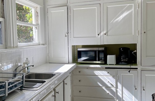 Elmwood House | Historic Edwardian 9 blocks to UC Berkeley Campus! 2 blocks to College Ave!