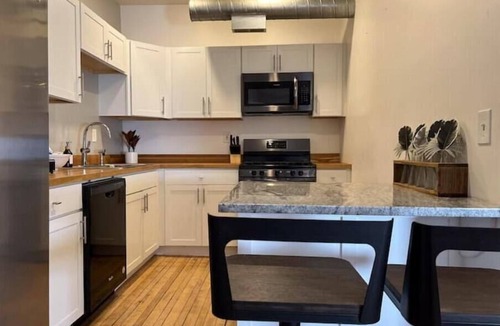 Detroit - Shoreway Apartment | Historic Haven Hideaway California King Bed
