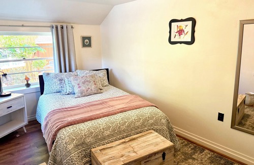 Jacksonville Bed & Breakfast | Historic log cabin home. 5 minutes walk into Jacksonville! Host on property.