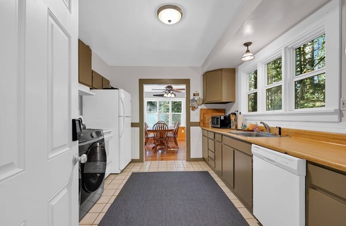 Rhododendron House | Historic Mountain Lodge Near Government Camp – Sleeps 14, Hot Tub, Fire pit