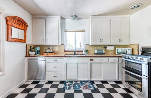 West Sacramento Apartment | Historic Oaks Hideaway-Great Location w/ Yard