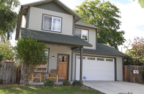 Paso Robles House | Historic Vine Street Location Just A Short Walk To Downtown Square And Wineries