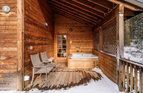 Ashland Cabin | Hobart Peak Cabin w/Jacuzzi and Wood Stove at Green Springs Inn
