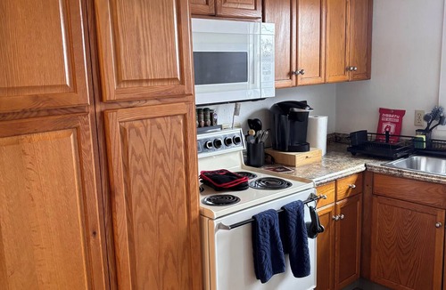 Springfield Apartment | Hogwartz "House Ravenclaw" Themed 2-bd, 1-ba upstairs apartment.