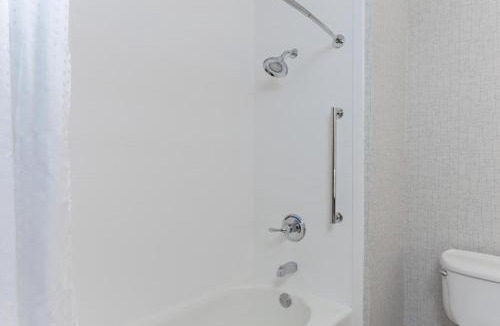 Laguna West-Lakeside Hotel | Holiday Inn Express Elk Grove West I-5 by IHG