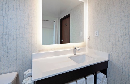 Oakland Hotel | Holiday Inn Express Hotel & Suites Oakland-Airport by IHG