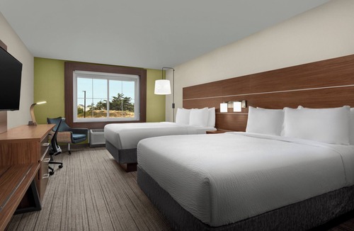 Marina Hotel | Holiday Inn Express Hotel & Suites Marina - State Beach Area by IHG