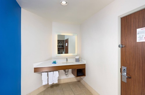 Peoria Hotel | Holiday Inn Express Hotel & Suites PEORIA NORTH - GLENDALE by IHG