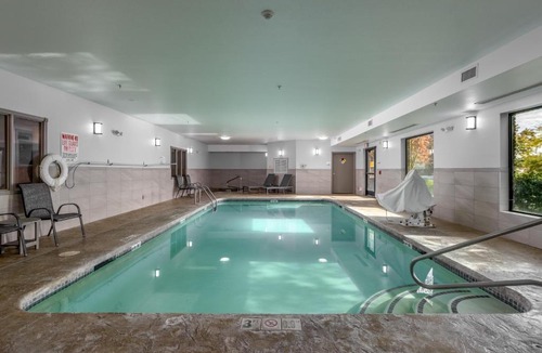 Vancouver Hotel | Holiday Inn Express Hotel & Suites Vancouver Mall-Portland Area by IHG