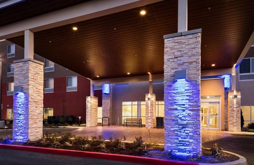 Southeast Bend Hotel | Holiday Inn Express & Suites - Bend South by IHG