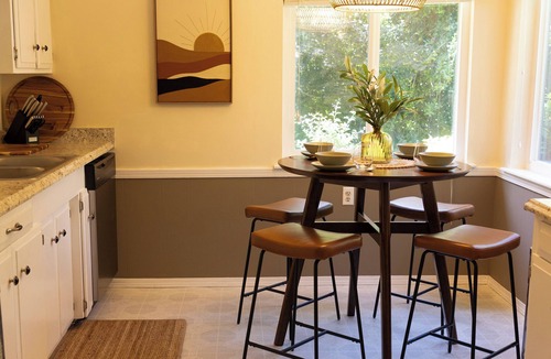 Cedar Ridge Cottage | Hollydale House: Comfortable House with a Hot Tub and Seasonal Pool!