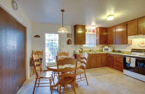 South Lake Tahoe House | Home 1 Mi to Heavenly Mtn Resort! Unwind Fireside