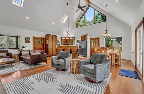 Kaweah House | Home in Nature - Full kitchen - Sleeps 10