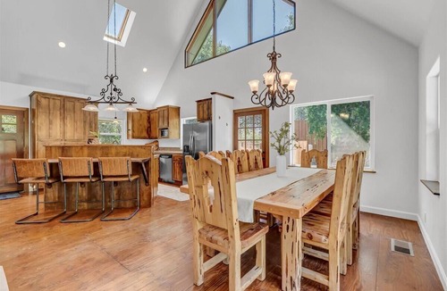 Kaweah House | Home in Nature - Full kitchen - Sleeps 10