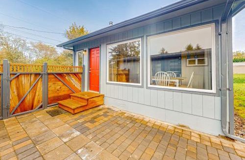 Coos Bay House | Home near the ocean with wood stove large yard washer&dryer streaming patio